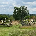 Casa de Férias Maison De Charme Dans Un Ecrin De Verdure Et Calme Saint-Gâtien-des-Bois
